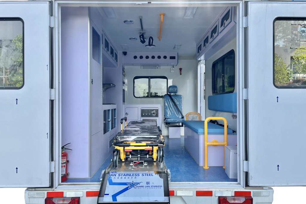 依維柯歐霸4×4方艙型救護(hù)車
