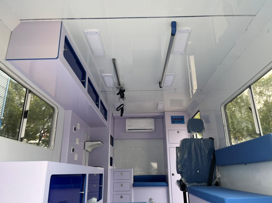 依維柯歐霸4×4方艙型救護(hù)車